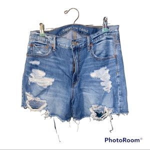 Distressed. 90’s boyfriend short.
